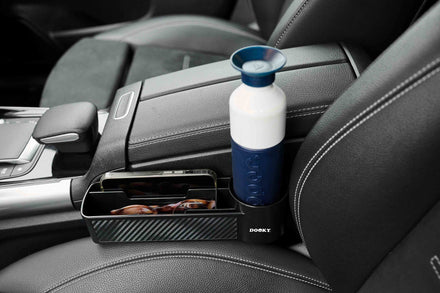 Dooky Seat Storage Buddy met telefoonhouder houdt spullen binnen handbereik, via De Gele Flamingo.