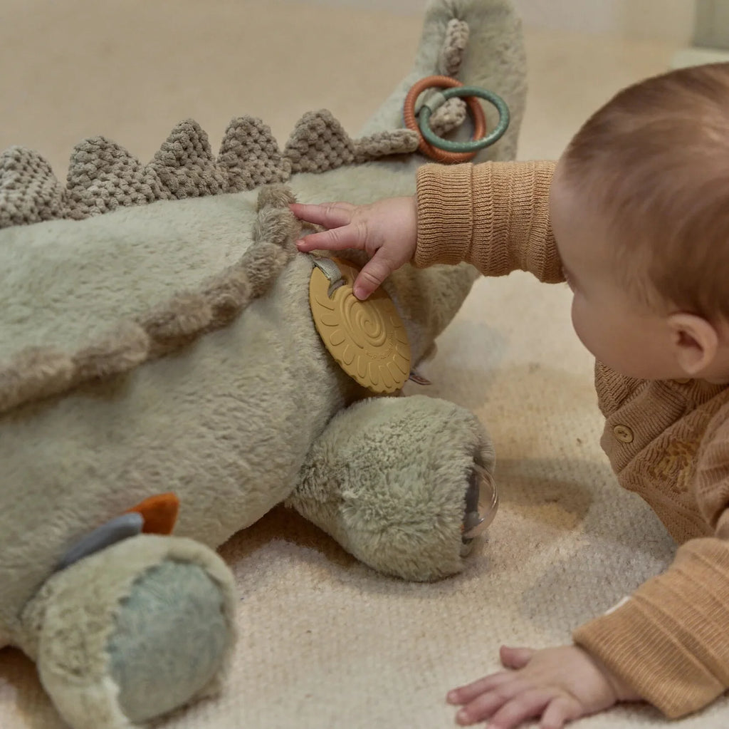 XL krokodil activiteitenknuffel van Little Dutch voor buikliggen, van De Gele Flamingo.