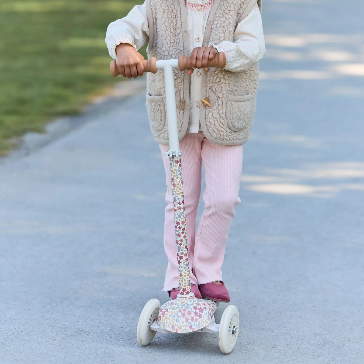 Little Dutch Step 3-wieler White Sunny Flower, extra stabiel met twee voorwielen, bij De Gele Flamingo