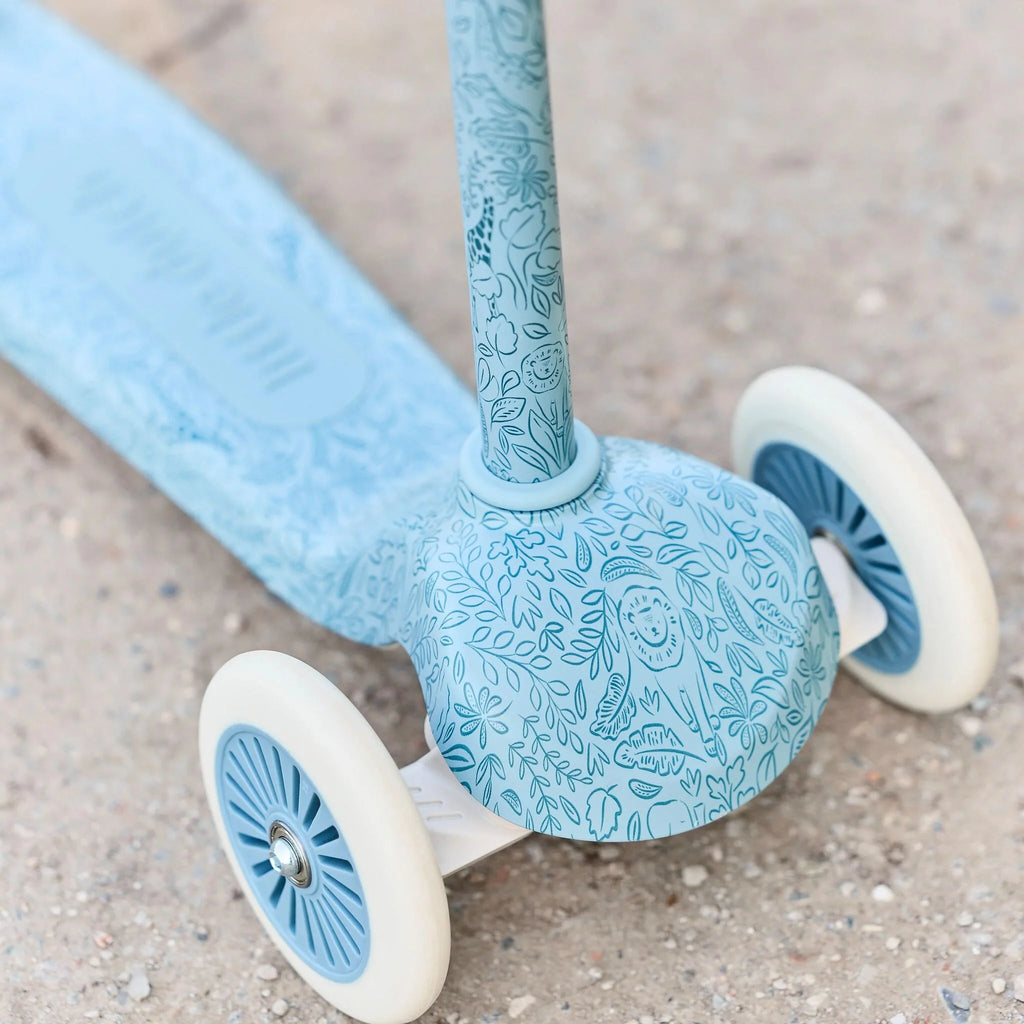 Little Dutch Step 3-wieler Blauw Safari Dreams met comfortabele antislip handvatten, bij De Gele Flamingo