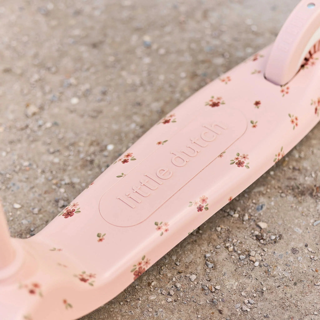 Step 3-wieler Fairy Floral van Little Dutch met voetrem boven het achterwiel, De Gele Flamingo.