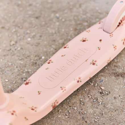 Step 3-wieler Fairy Floral van Little Dutch met voetrem boven het achterwiel, De Gele Flamingo.