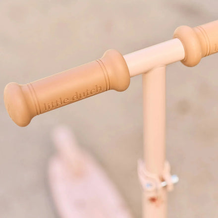 Roze Little Dutch step met bruine handvatten voor stevige grip, te koop bij De Gele Flamingo.