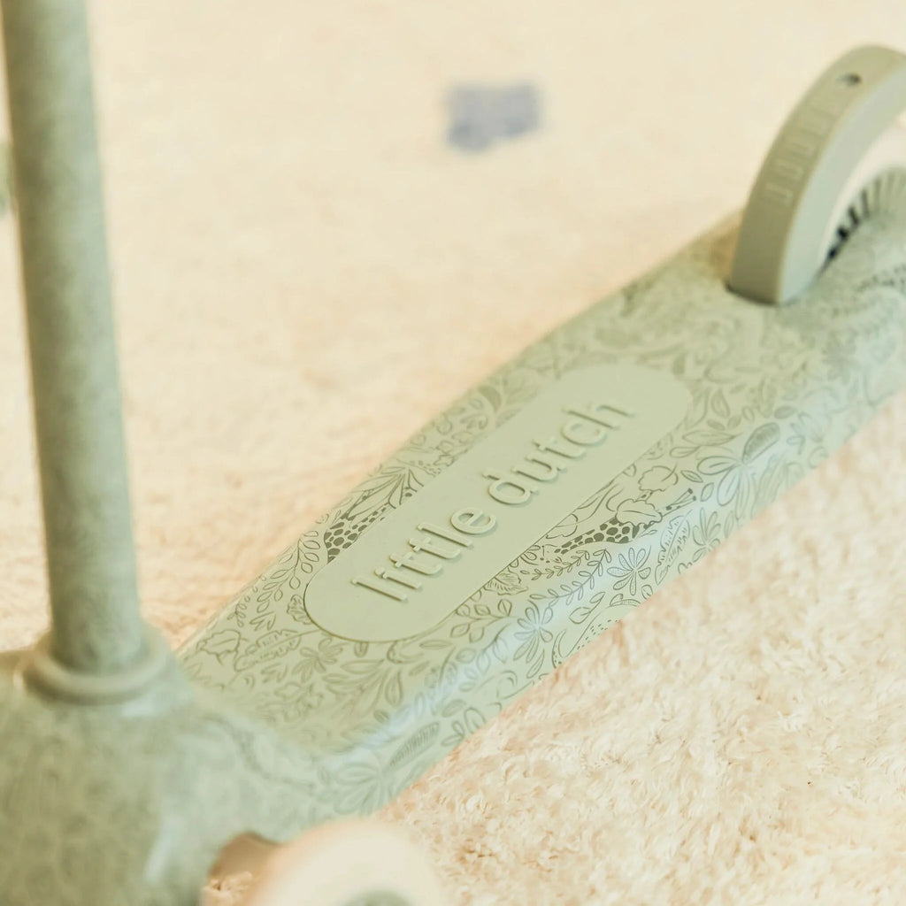 Little Dutch Step 3-wieler Groen Safari Dreams met antislip handvatten voor grip, bij De Gele Flamingo
