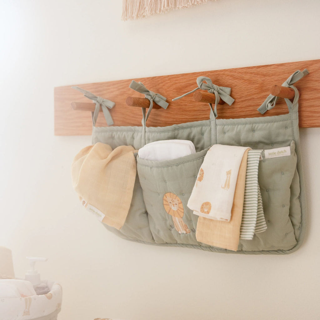 Little Dutch Aankleedkussenhoes Safari Leo, op de commode met de bijpassende monddoekjes