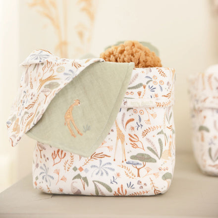 Little Dutch Swaddle Set 3-pack Safari Wonders groen, in een kinderkamer op de commode