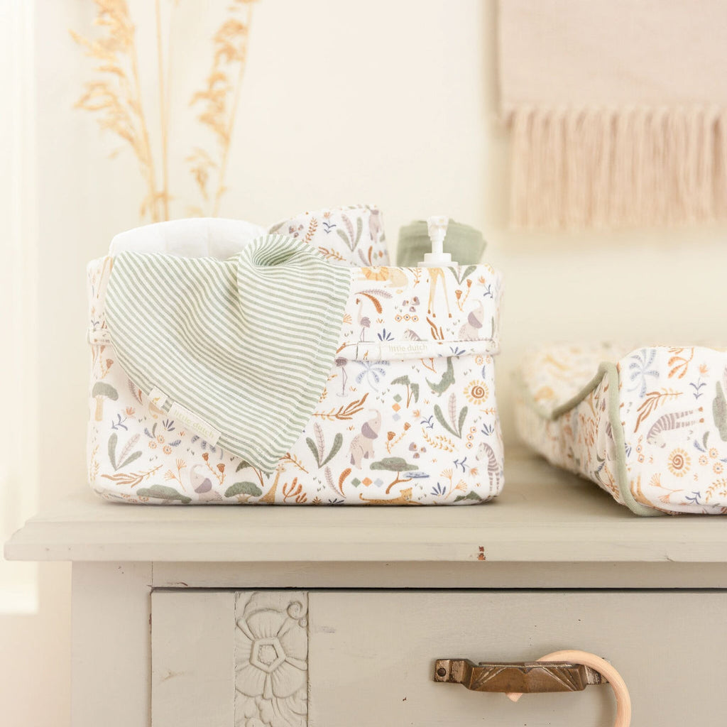 Little Dutch Swaddle Set 3-pack Safari Wonders groen, in een kinderkamer bij de aankleedkussenhoes