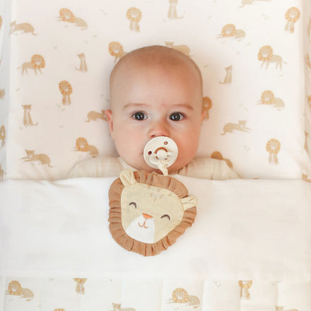Little Dutch Ledikantdeken Safari Leo, gestyled met het speendoekje leeuw