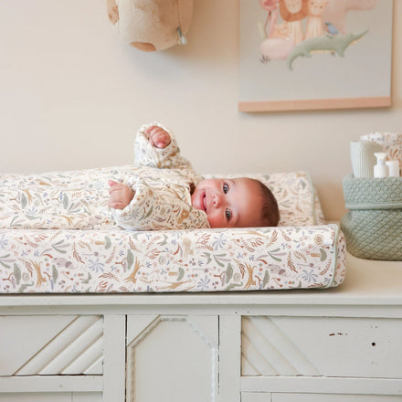 Little Dutch Aankleedkussenhoes Safari Wonders, op de commode in een kinderkamer bij de bijpassende slaapzak
