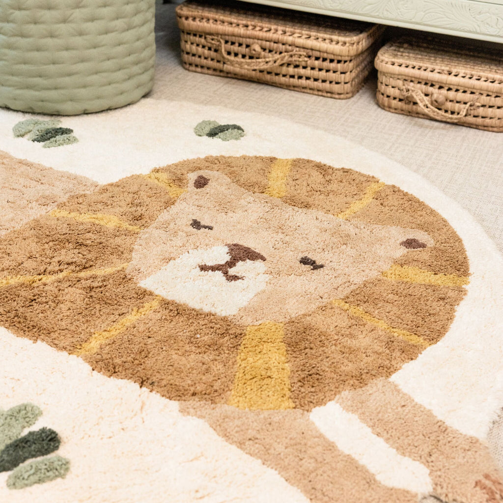 Little Dutch Vloerkleed Leeuw Safari Friends geel, in een kinderkamer bij het bijpassende textiel