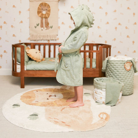 Little Dutch Vloerkleed Leeuw Safari Friends geel, op de vloer in een kinderkamer met bijpassende accessoires