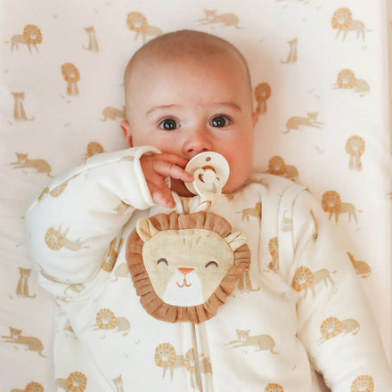 Little Dutch Slaapzak Winter Safari Leo, gestyled met het speendoekje leeuw