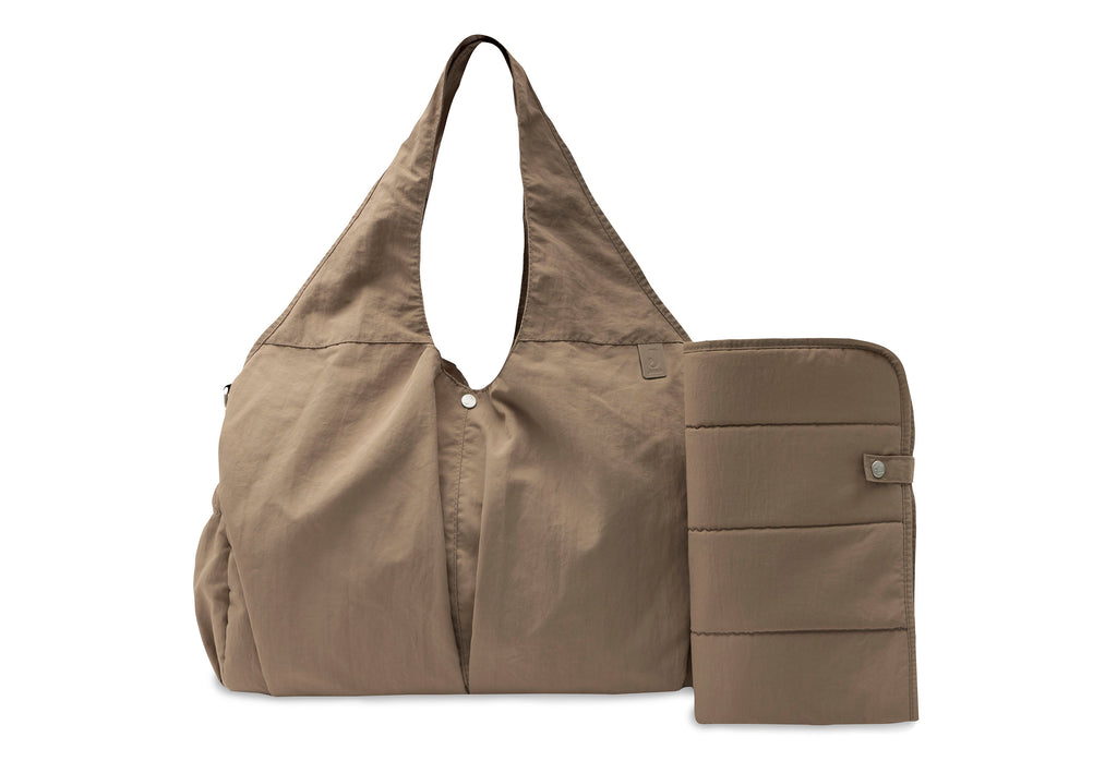 Luiertas Urban earthy van Jollein biedt plek voor luiers, doekjes en kleertjes, bij De Gele Flamingo.