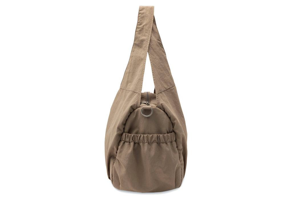 De Gele Flamingo toont de Jollein luiertas Urban earthy met lange hengsels voor de schouder.