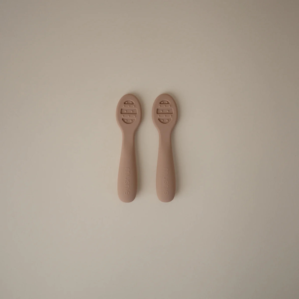 Mushie Bestekset 2 Lepels | Natural / Shifting Sand