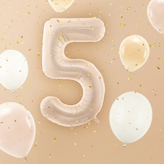 Cijfer 5 folieballon in pastel beige van Party Deco, 72 cm groot, voor een feest in stijl bij De Gele Flamingo.