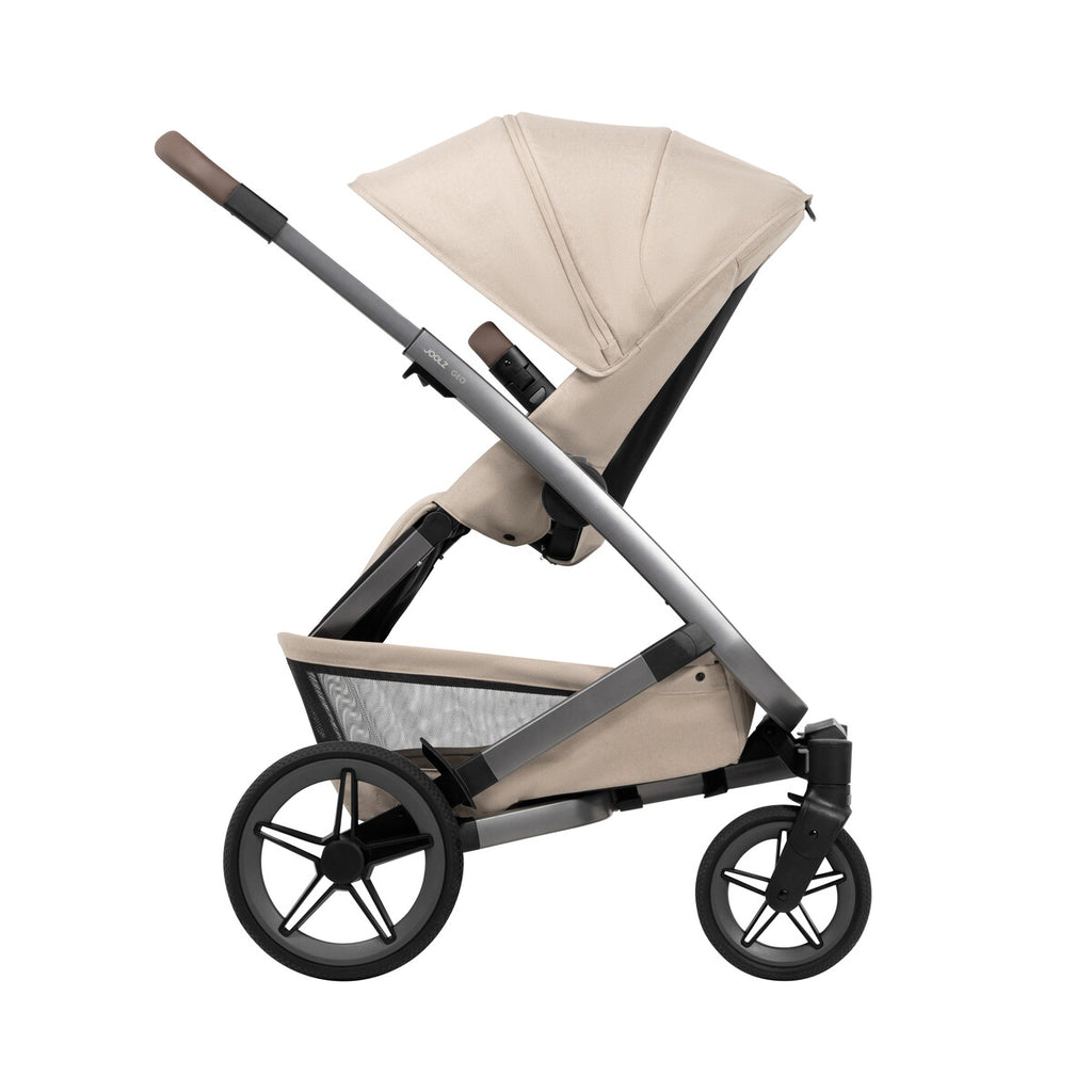 Joolz Kinderwagen Geo5 Complete Set Sandy Taupe, schuin vooraanzicht