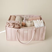 Mushie Luierorganizer Blush met handige vakverdeling voor luiers, doekjes en baby essentials.