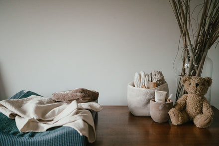 Koeka Commodemandje Malmo Pebble van 16 x 18 x 16.5 cm, passend in een Scandinavische babykamer, bij De Gele Flamingo