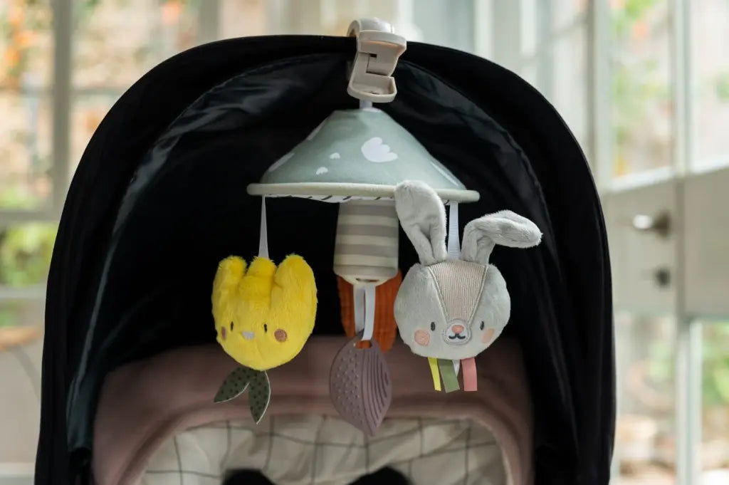 Taf Toys Urban Garden Pram Mobile voor aan de kinderwagen, verkrijgbaar bij De Gele Flamingo.