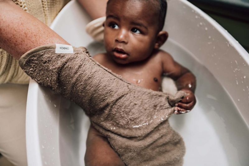 Koeka Douche Washand Dijon Daily in Clay met lange vorm en fijne badstofstructuur, bij De Gele Flamingo