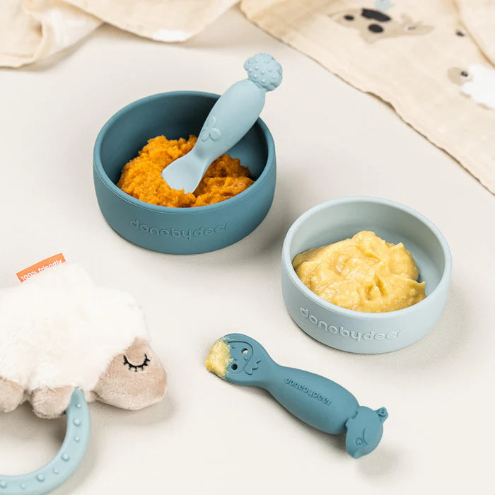 Done By Deer Learning Spoon Set Tiny Farm Blue met dip- en scheplepel, verkrijgbaar bij De Gele Flamingo.