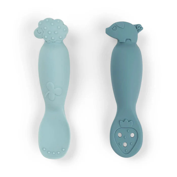 Done By Deer Learning Spoon Set Tiny Farm Blue met dip- en scheplepel, verkrijgbaar bij De Gele Flamingo.
