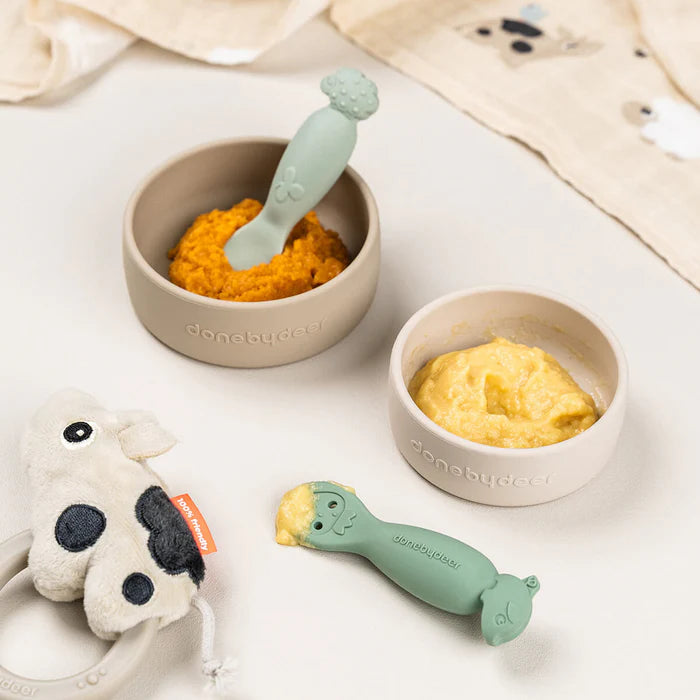 Done By Deer Learning Spoon Set Tiny Farm Green voor de eerste hapjes, verkrijgbaar bij De Gele Flamingo.