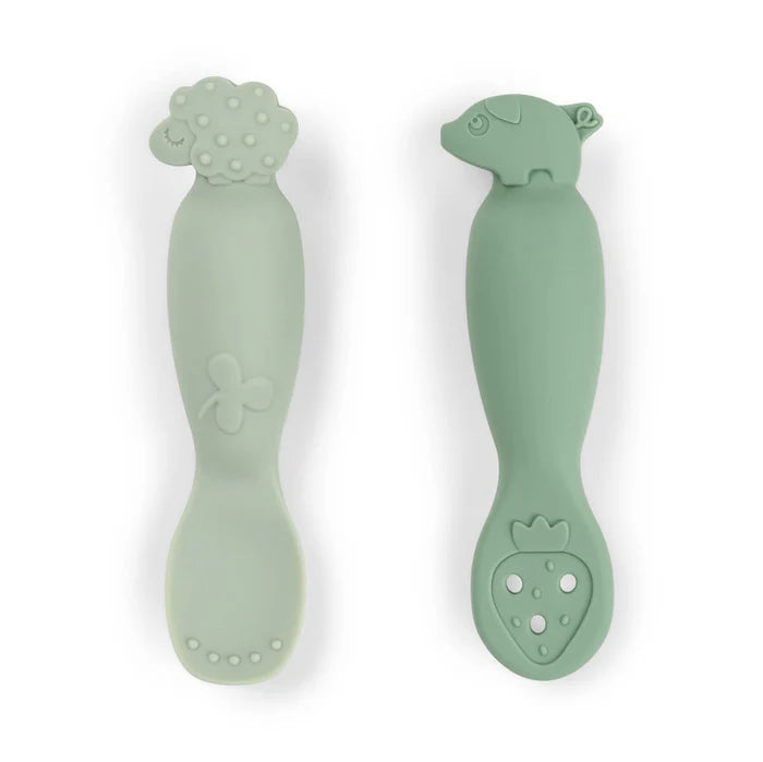 Done By Deer Learning Spoon Set Tiny Farm Green voor de eerste hapjes, verkrijgbaar bij De Gele Flamingo.