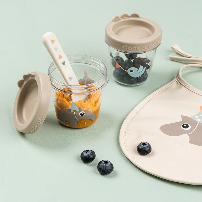 Done By Deer Baby Food Container Celebration Sand met lekvrije schroefdeksels, bij De Gele Flamingo.