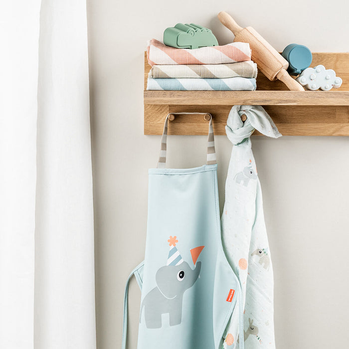 Done By Deer waterproof kinderschort Celebration Blue met elastische halslus, bij De Gele Flamingo.