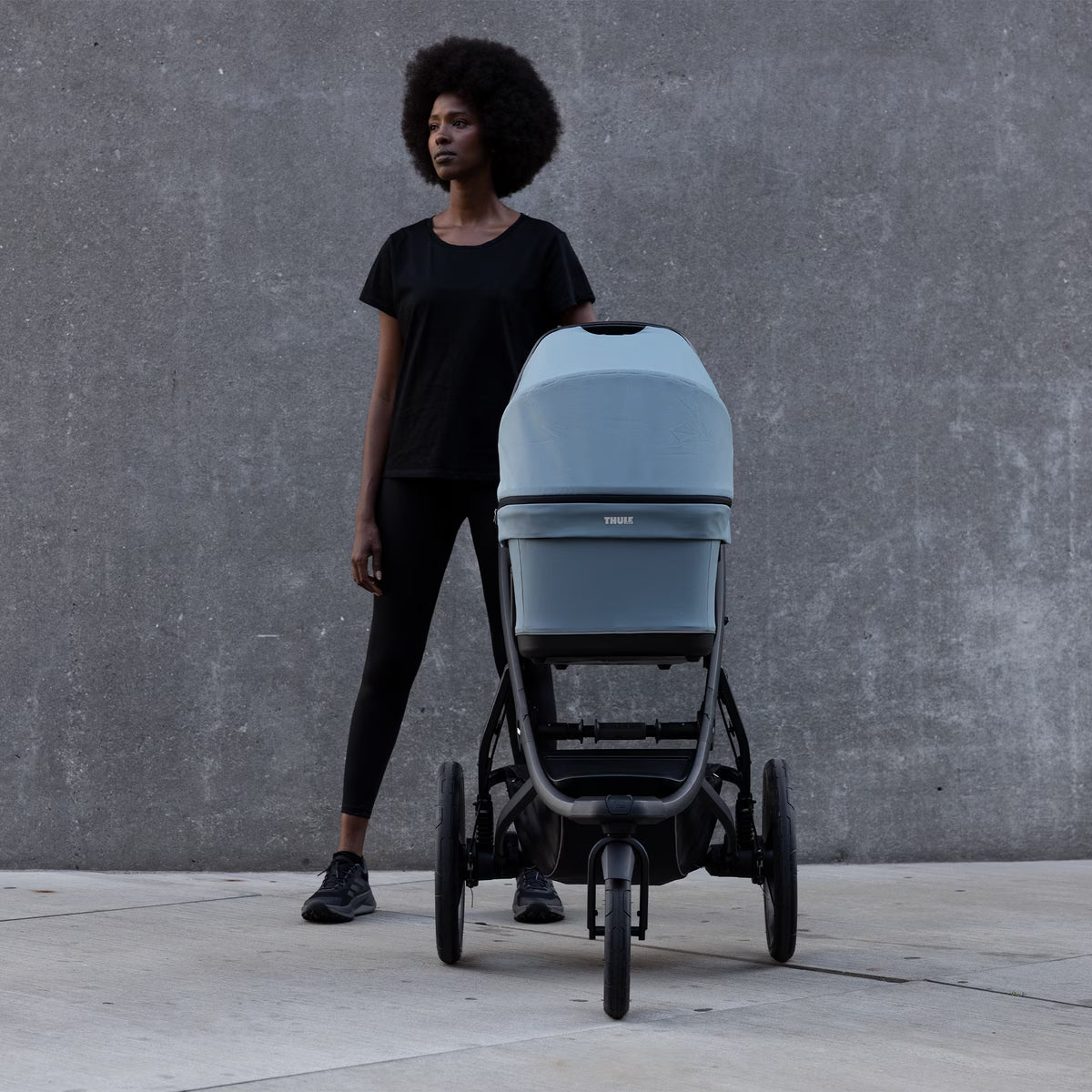 Thule reiswieg in Dark Slate klikt op een compatibele Thule kinderwagen, van De Gele Flamingo.