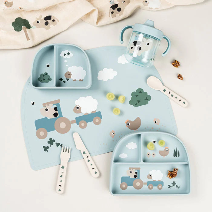 Done By Deer Leer Drinkbeker Tiny Farm Blue in blauw, ideaal voor eerste slokjes, bij De Gele Flamingo.
