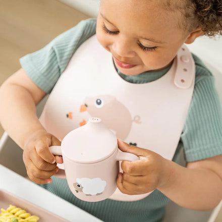 Done By Deer Silicone Tuitbeker Tiny Farm Powder uit BPA-vrij siliconen, bij De Gele Flamingo.