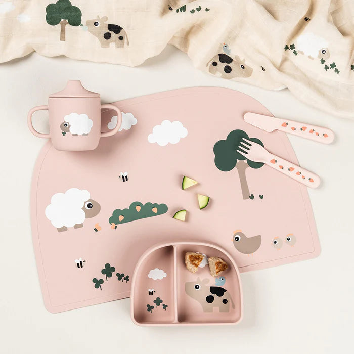 Twee handvatten geven grip aan de Done By Deer Silicone Tuitbeker Tiny Farm Powder, De Gele Flamingo.