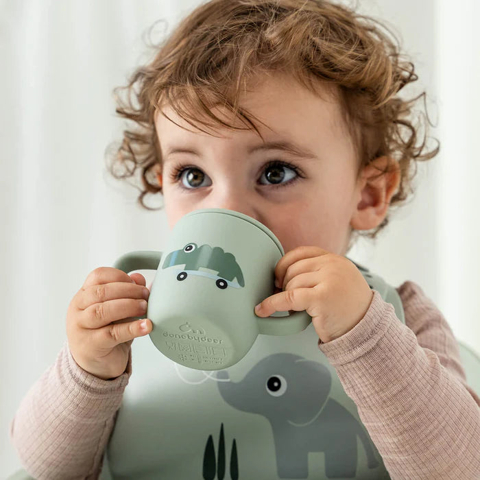 Done By Deer Silicone Tuitbeker Playground Green in groen voor eerste slokjes, De Gele Flamingo.