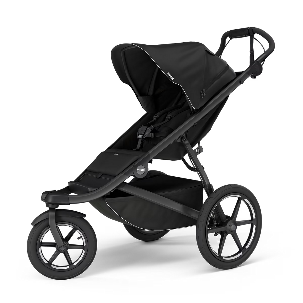 Thule Urban Glide 3 kinderwagen in het zwart met magnetische gesp, verkrijgbaar bij De Gele Flamingo.