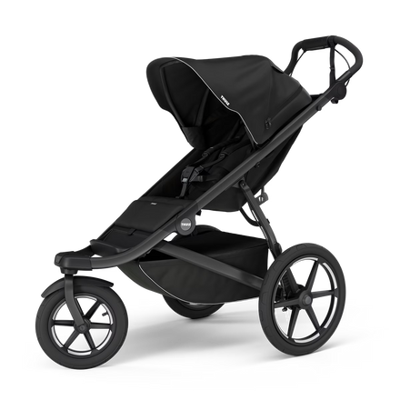 Thule Urban Glide 3 kinderwagen in het zwart met magnetische gesp, verkrijgbaar bij De Gele Flamingo.
