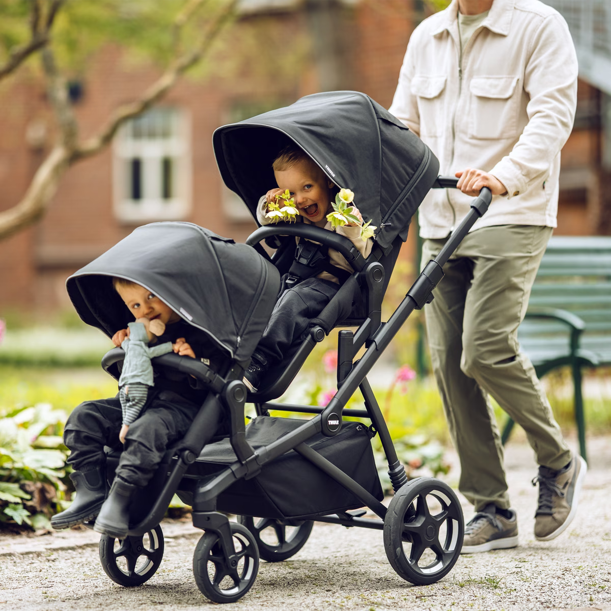 Thule Sleek 2 Sibling Seat in Tinted Taupe On Black, tweede zit bij De Gele Flamingo.