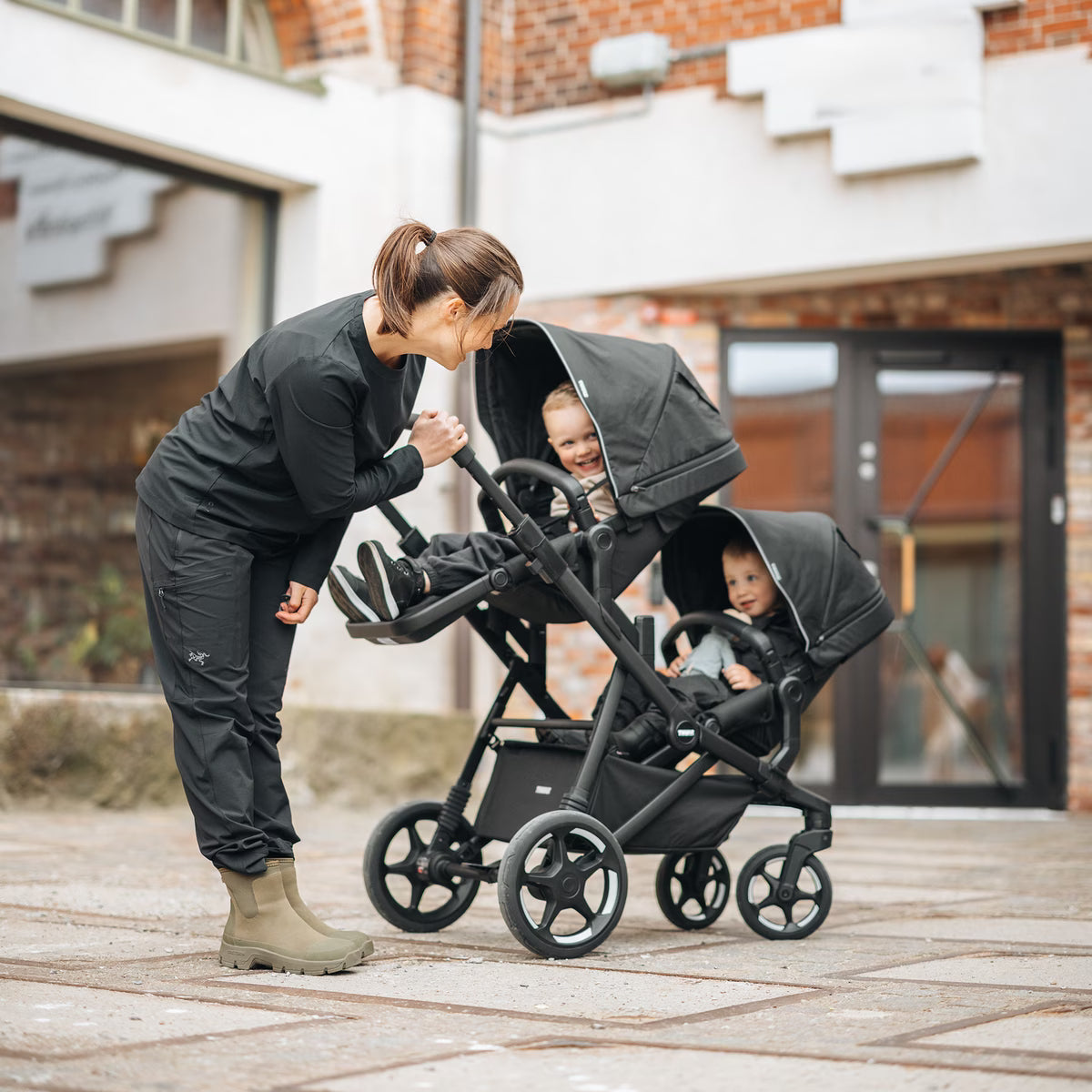 Thule Sleek 2 Sibling Seat in het zwart, tweede zit voor de kinderwagen bij De Gele Flamingo.