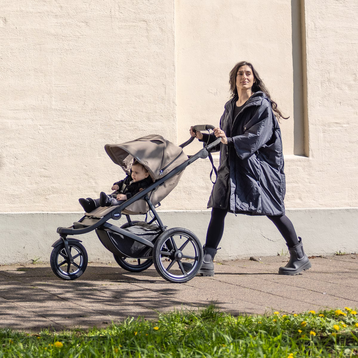 Thule Urban Glide 3 kinderwagen in het zwart met magnetische gesp, verkrijgbaar bij De Gele Flamingo.