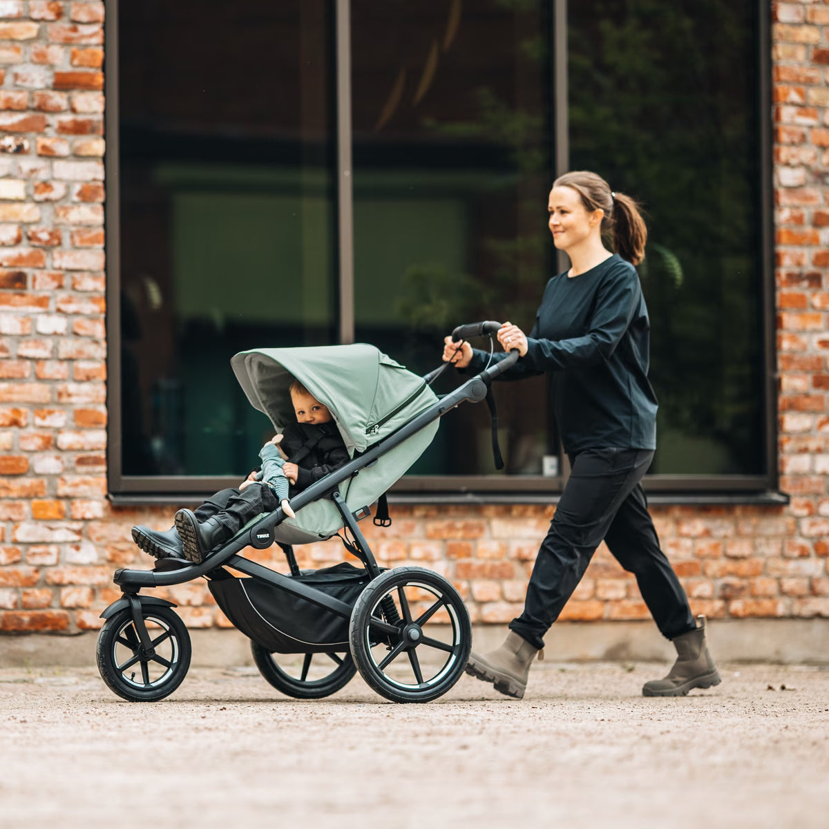 Thule Urban Glide 3 kinderwagen in Dark Slate met magnetische gesp, verkrijgbaar bij De Gele Flamingo.