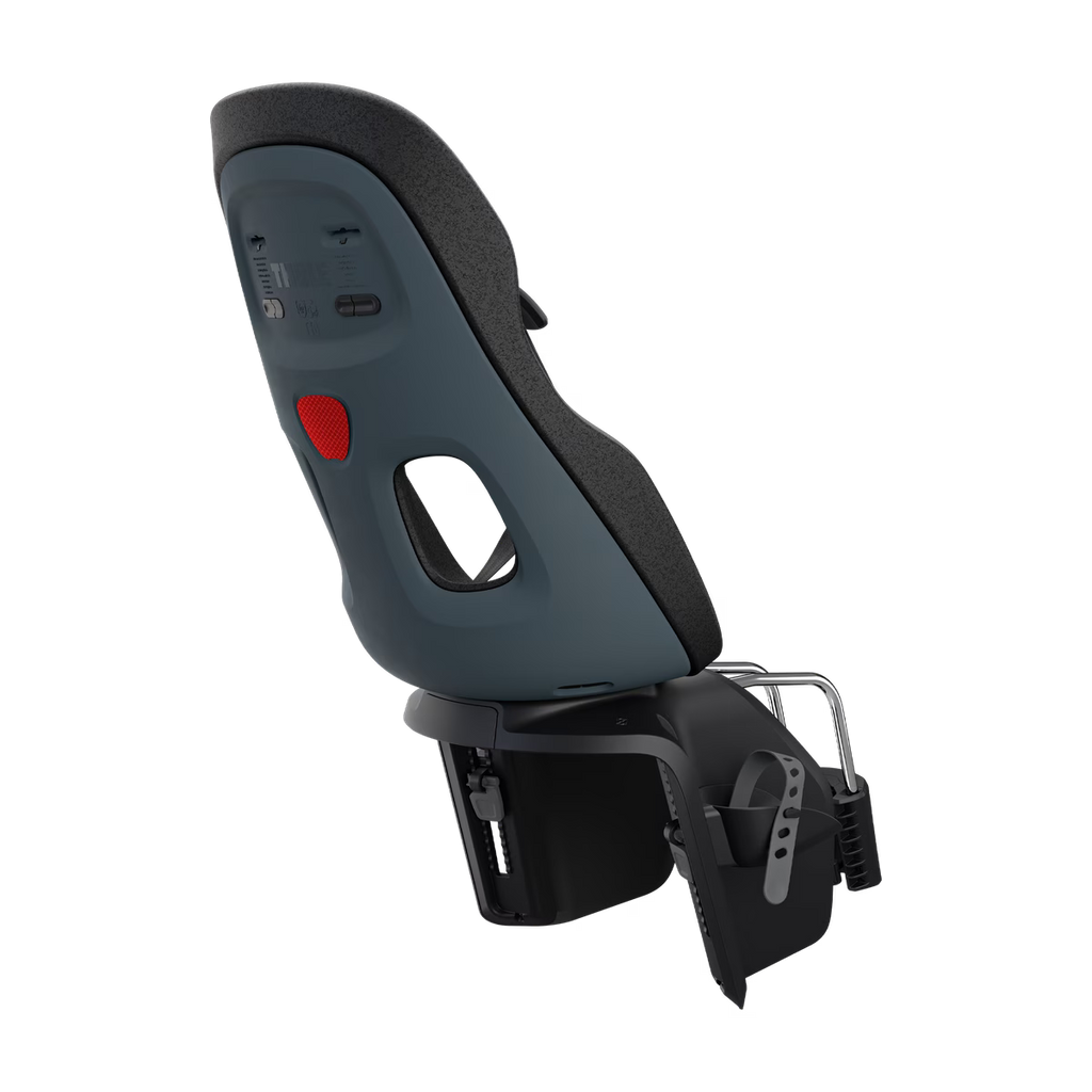 Donkergrijze Thule Yepp Nexxt 2 Maxi met kindveilige magnetische gesp, te koop bij De Gele Flamingo