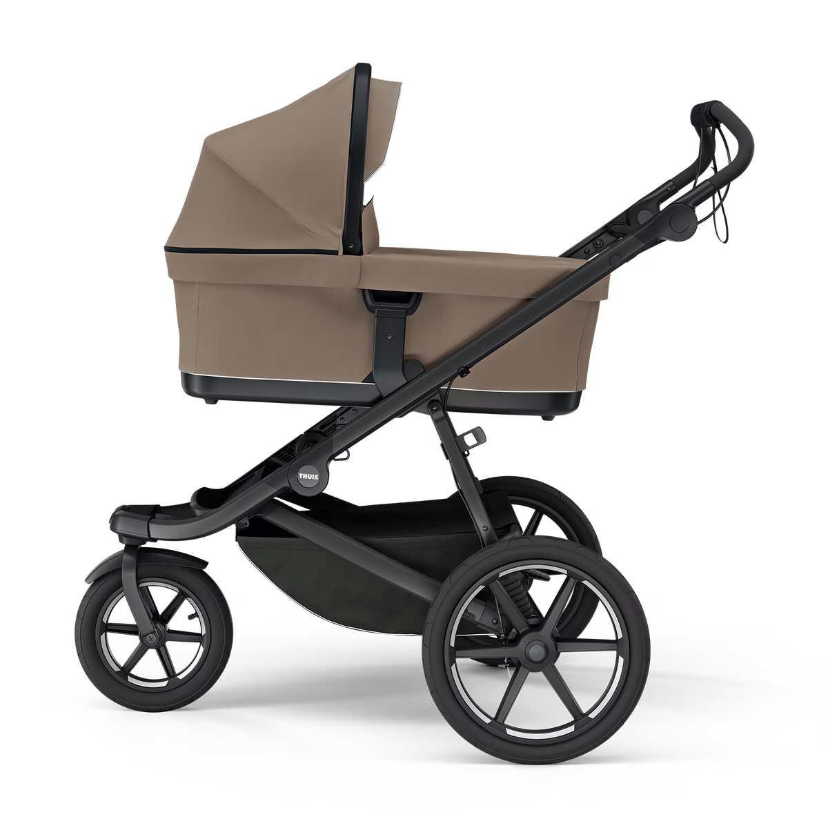 Thule Urban Glide 3 kinderwagen in Tinted Taupe met magnetische gesp, verkrijgbaar bij De Gele Flamingo.