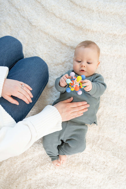 Manhattan Toys Sensorisch Baby Speeltje Atom Colorpop