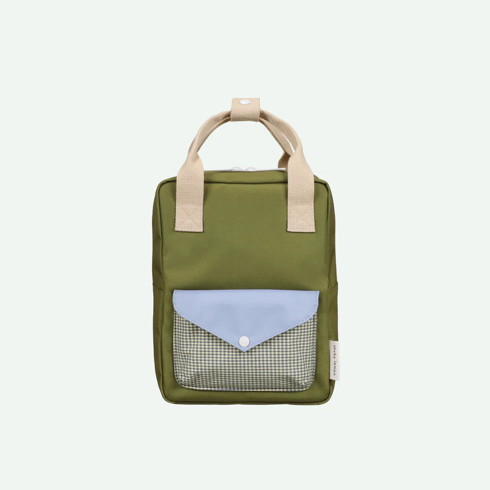 Sticky Lemon rugzak klein Envelope in Tickling Grass met envelopvak vooraan, te koop bij De Gele Flamingo.