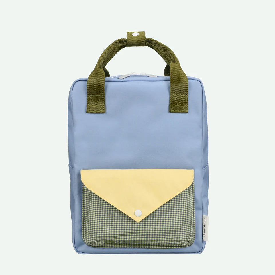 Sticky Lemon rugzak medium Envelope in Cloud Blue, 23.5 x 13 x 32 cm, bij De Gele Flamingo
