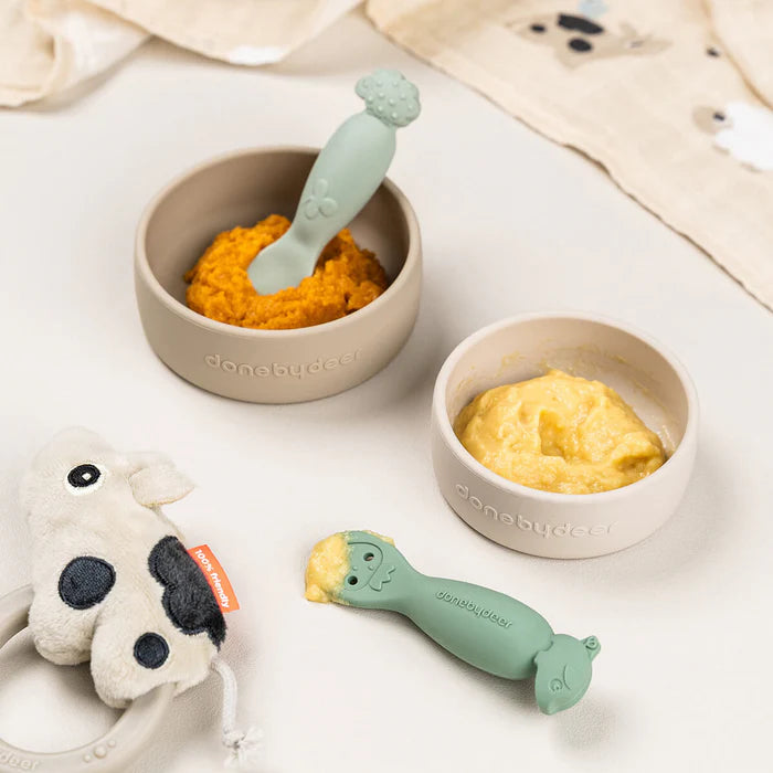 Twee stapelbare kommen van de Done By Deer Set Sheepy Sand, online bij De Gele Flamingo.