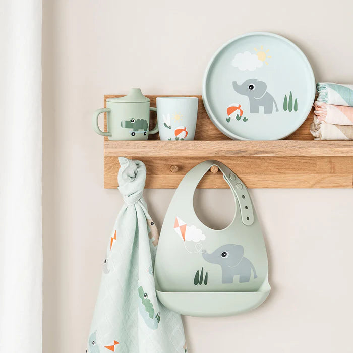 Done By Deer Silicone Beker Playground Blue van 6,6 bij 7,4 cm, online bij De Gele Flamingo.