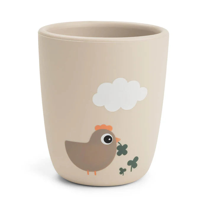 Done By Deer Silicone Beker Tiny Farm Sand in zandtint met 160 ml inhoud, De Gele Flamingo.